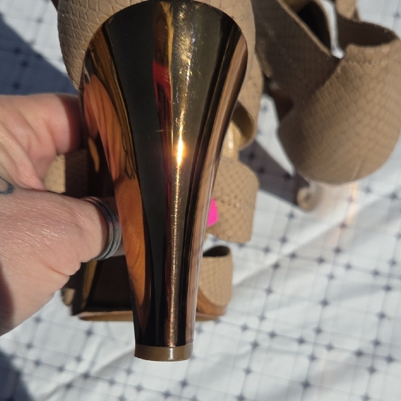 MICHAEL Michael Kors Tan and Gold Heels - Picture 6 of 14